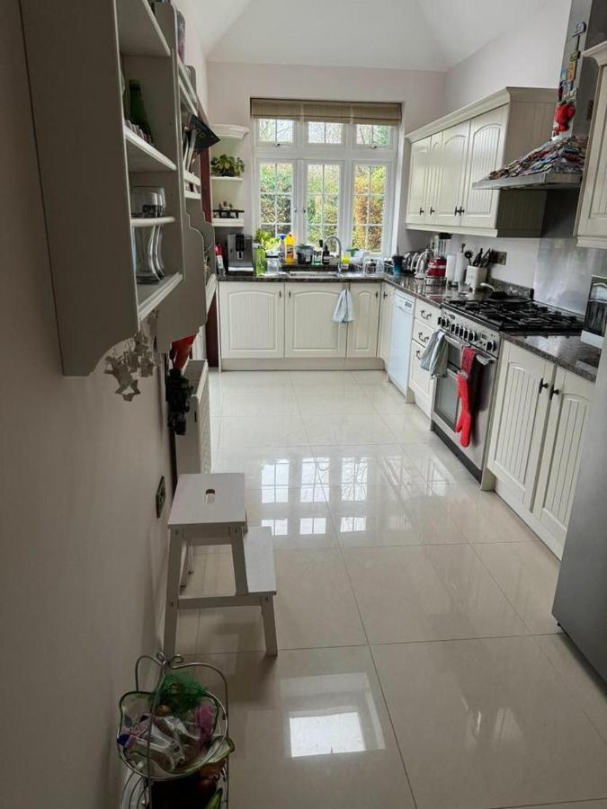 Cosy And Lovely 4-Bed House In Stanmore Станмор Экстерьер фото