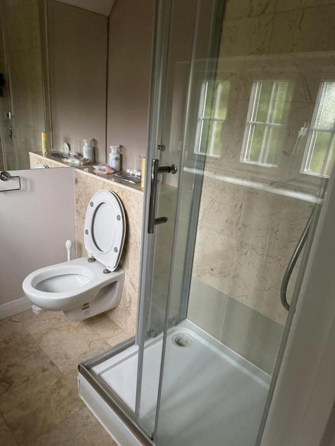 Cosy And Lovely 4-Bed House In Stanmore Станмор Экстерьер фото