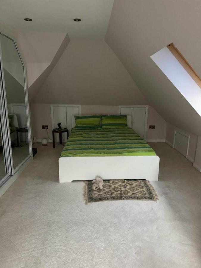 Cosy And Lovely 4-Bed House In Stanmore Станмор Экстерьер фото