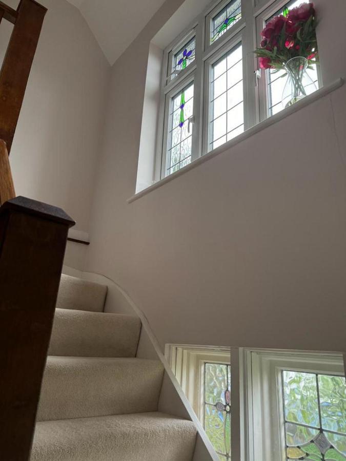 Cosy And Lovely 4-Bed House In Stanmore Станмор Экстерьер фото