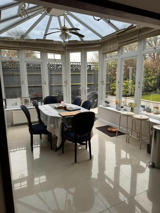 Cosy And Lovely 4-Bed House In Stanmore Станмор Экстерьер фото