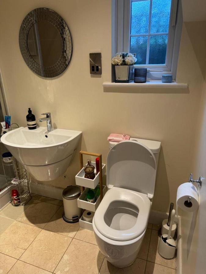 Cosy And Lovely 4-Bed House In Stanmore Станмор Экстерьер фото